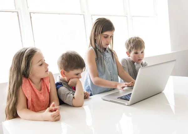 Група цікавих дітей, які дивляться речі на екрані ноутбука — стокове фото