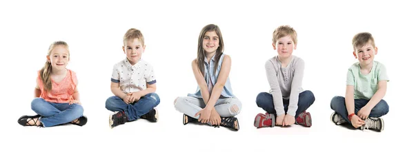 Группа из пяти маленьких детей в студии — стоковое фото