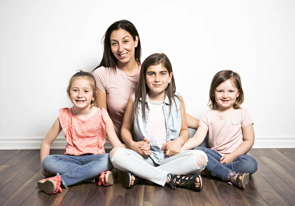 Caucassian mãe com criança menina no estúdio branco — Fotografia de Stock