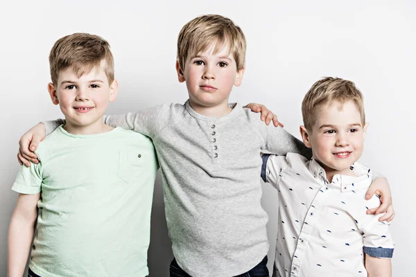 Tres amigos hermano juntos en estudio blanco fondo —  Fotos de Stock