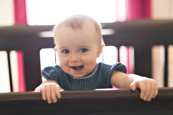Bébé dans la crèche à la maison chambre — Photo