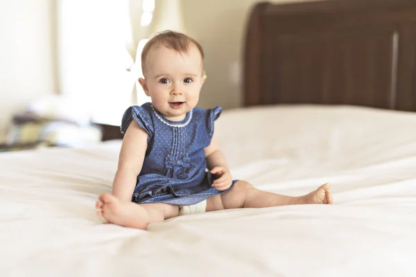Retrato de un bebé en la cama de su habitación — Foto de Stock