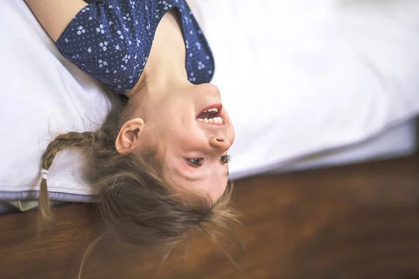 Petite belle fille dans la chambre à coucher à l'envers — Photo