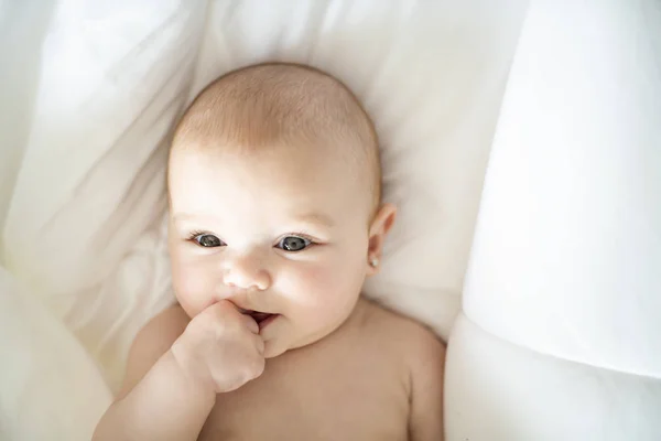 一个可爱的女婴在白色的床在家里 — 图库照片