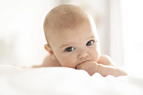 Mignon Bébé Fille Sur Lit Blanc Maison — Photo