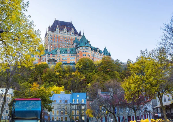 在美丽的秋天的老魁北克市 frontenac 城堡 — 图库照片