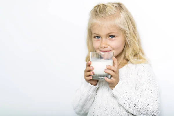 Schattig meisje 4-5 jaar oude poseren in studio met melk — Stockfoto