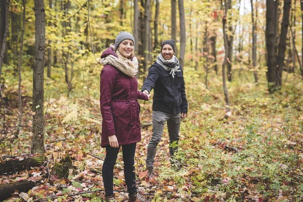 Pareja joven enamorada en un parque en un día de otoño —  Fotos de Stock