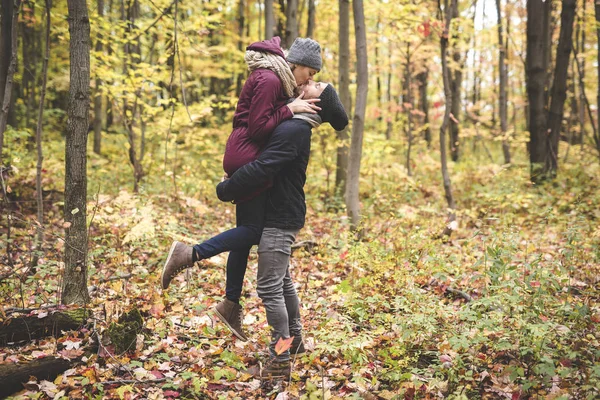 Pareja joven enamorada en un parque en un día de otoño — Foto de Stock