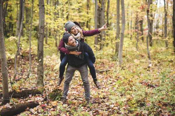 Jovem casal apaixonado em um parque em um dia de outono — Fotografia de Stock