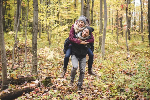 Fiatal pár szerelmes egy parkban egy őszi napon — Stock Fotó