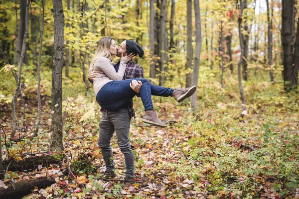 Pareja joven enamorada en un parque en un día de otoño — Foto de Stock