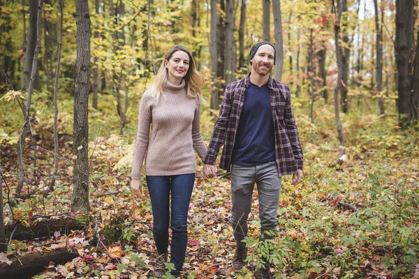 Pareja joven enamorada en un parque en un día de otoño —  Fotos de Stock