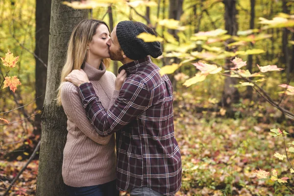 Pareja joven enamorada en un parque en un día de otoño —  Fotos de Stock