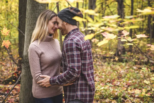 Pareja joven enamorada en un parque en un día de otoño —  Fotos de Stock