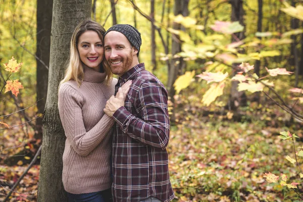 Pareja joven enamorada en un parque en un día de otoño —  Fotos de Stock