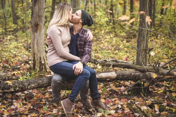 Νεαρό ζευγάρι ερωτευμένο σε πάρκο μια φθινοπωρινή μέρα — Φωτογραφία Αρχείου