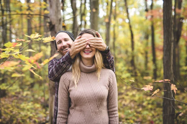 Pareja en el parque otoñal.Smiling hombre y mujer fuera. —  Fotos de Stock