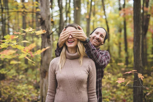 Pareja en el parque otoñal.Smiling hombre y mujer fuera. — Foto de Stock