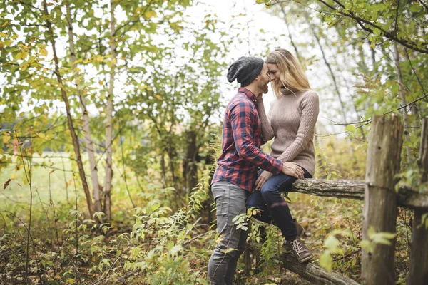 Pareja joven enamorada en un parque en un día de otoño — Foto de Stock