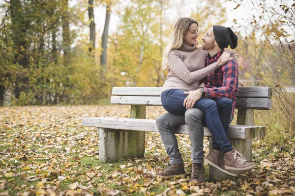 Pareja joven enamorada en un parque en un día de otoño —  Fotos de Stock