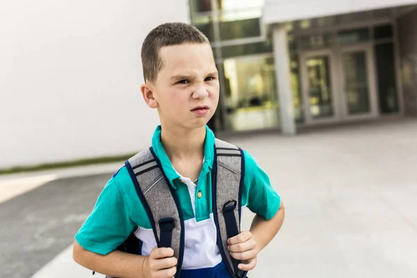 Grande retrato do aluno da escola fora da sala de aula sacos de transporte — Fotografia de Stock