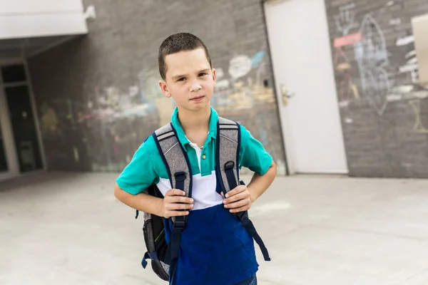 Grande retrato do aluno da escola fora da sala de aula sacos de transporte — Fotografia de Stock