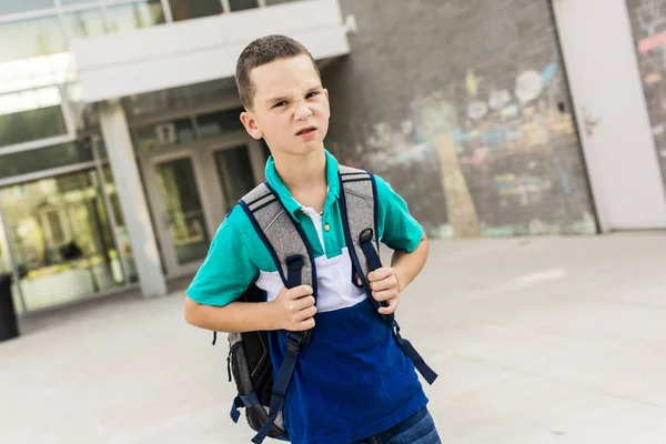 Grand portrait de l'élève de l'école à l'extérieur des sacs de transport de classe — Photo