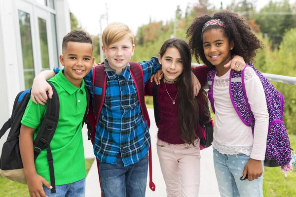 Gruppo pre-teenager scolari al di fuori della classe — Foto Stock