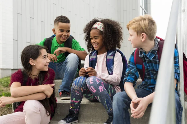 Vorschulkinder außerhalb des Klassenzimmers — Stockfoto