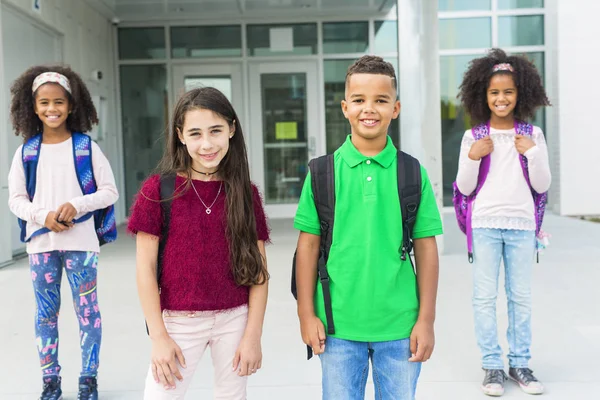 Vorschulkinder außerhalb des Klassenzimmers — Stockfoto