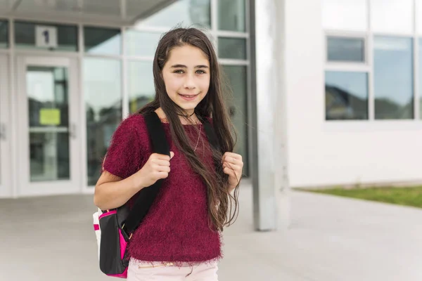 Nove anos de idade menina estudante na escola — Fotografia de Stock