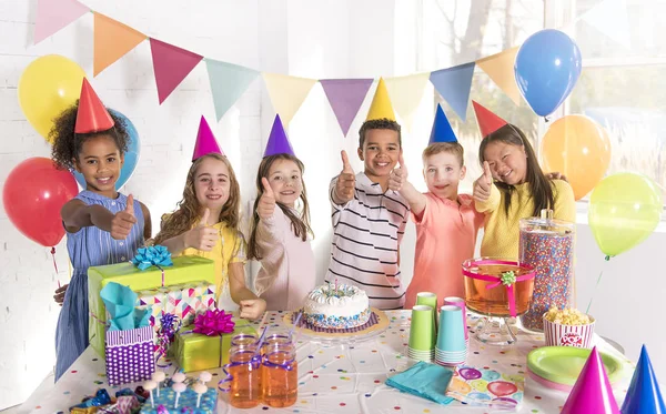 Groupe d'enfants à la fête d'anniversaire à la maison — Photo