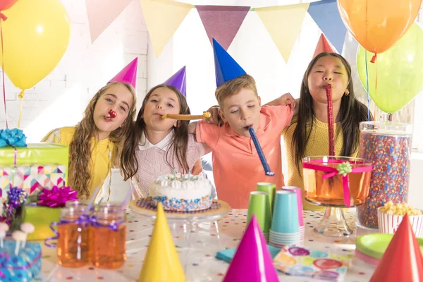 Grupo de niños en la fiesta de cumpleaños en casa — Foto de Stock