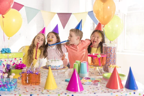 Groupe d'enfants à la fête d'anniversaire à la maison — Photo