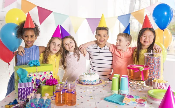 Grupo de crianças na festa de aniversário em casa — Fotografia de Stock