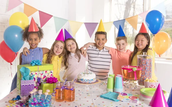 Groupe d'enfants à la fête d'anniversaire à la maison — Photo