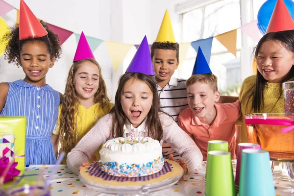 Grupp av barn på födelsedagsfest hemma — Stockfoto