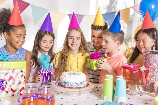Grupo de niños en la fiesta de cumpleaños en casa — Foto de Stock