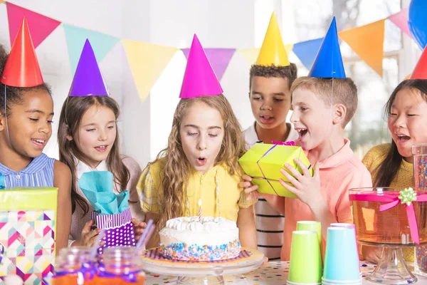 Группа детей на дне рождения дома — стоковое фото