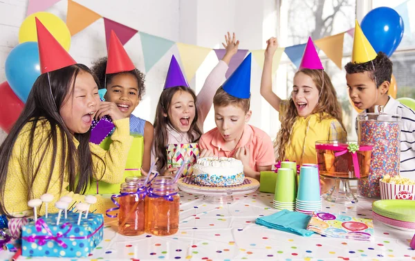 Grupo de niños en la fiesta de cumpleaños en casa — Foto de Stock