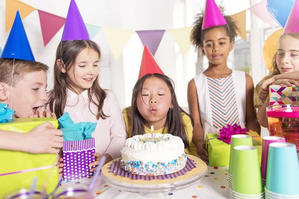 Evde doğum günü partisinde bir grup çocuk. — Stok fotoğraf