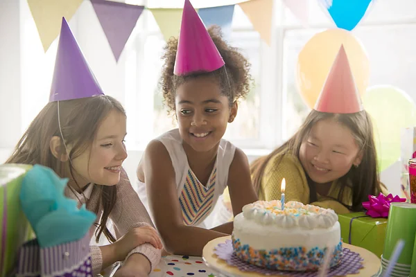 Grupp bestående av tre bedårande barn som har roligt på födelsedagsfesten — Stockfoto