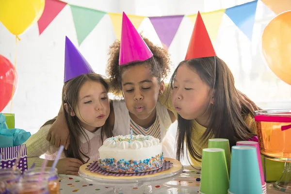 誕生日パーティーで楽しんでいる3人の愛らしい子供たちのグループ — ストック写真