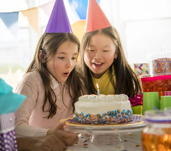 Дві чарівні діти розважаються на вечірці дня народження — стокове фото
