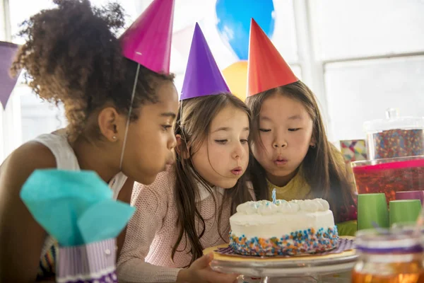 Gruppe von drei entzückenden Kindern hat Spaß bei Geburtstagsparty — Stockfoto