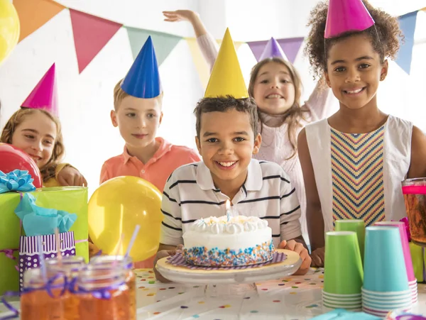 Группа очаровательных детей веселится на дне рождения — стоковое фото
