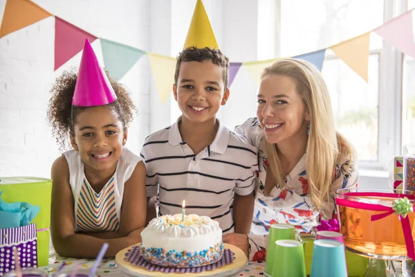 Groupe d'adorables enfants s'amusant à la fête d'anniversaire avec la mère — Photo