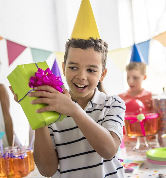 Skupina roztomilých dětí se baví na narozeninové párty — Stock fotografie