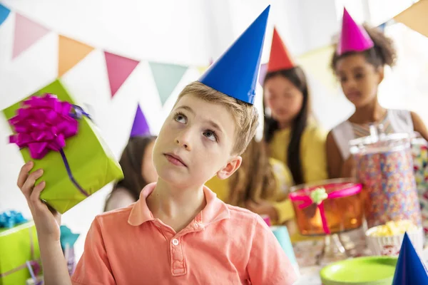 Gruppe entzückender Kinder hat Spaß bei Geburtstagsparty — Stockfoto